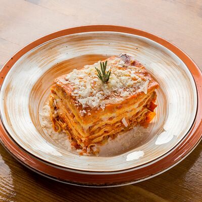 Лазанья Болоньезе в Perbacco Italian Restobar по цене 900 ₽