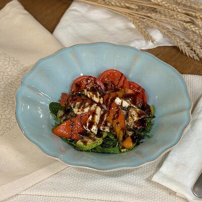 Салат с цыпленком, овощами гриль и адыгейским сыром в Debaton по цене 585