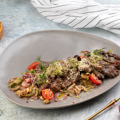 Говяжий салат с вишневым соусом в Ellips по цене 1050 ₽