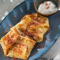 Блинчики с олениной и брусникой в Мясо & Рыба