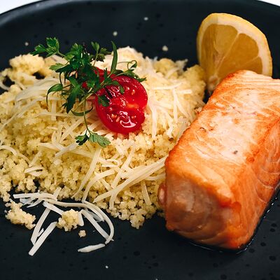 Сёмга с кускусом в Клевая блиновая по цене 730 ₽