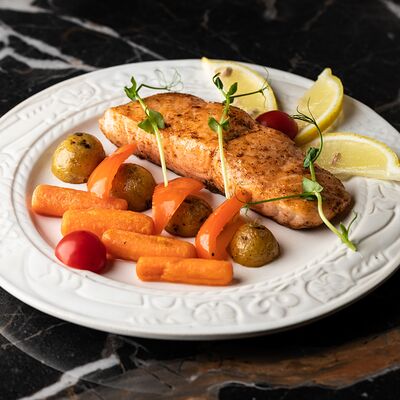 Стейк из семги с овощами в Sesilia по цене 1270