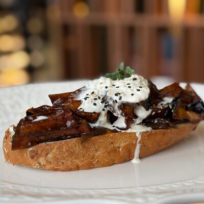 Тост с баклажанами и страчателлойв Pellegrino по цене 565 ₽