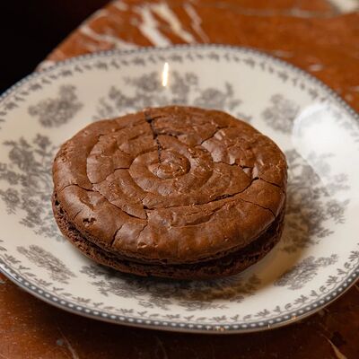 Брауни-сэндвич с карамелью в Centrale bistro по цене 450 ₽