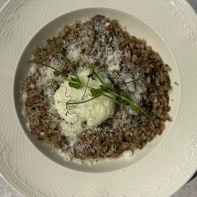 Гречка с грибами и яйцом пашотв Брусена по цене 460 ₽