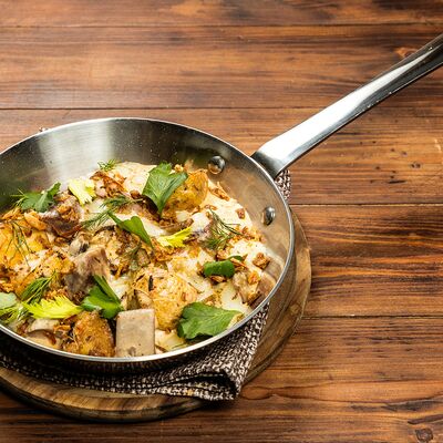 Язык свиной, соус из местной сметаны с аджикой с грибами и молодым картофелем в Трактир Колесо по цене 891 ₽