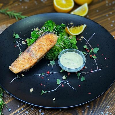 Стейк из лосося с брокколи в Гастробар DOM по цене 710