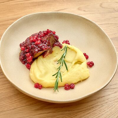 Томленый брискет с брусникой в Местные по цене 1390 ₽