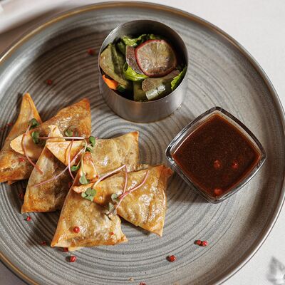 Самосы с разварной говядиной, мини-салатом и соусом брусничный чили-демиглас в Four по цене 820 ₽