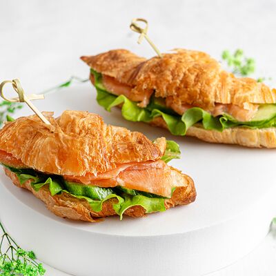 Круассан с лососем в KanapeFest по цене 1920 ₽