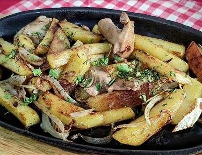 Жареный картофель с грибами в Генрих и Генриетта по цене 190 ₽