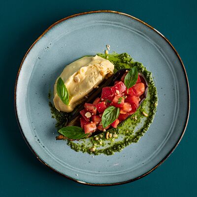 Баклажан, хумус, томаты в Matteos по цене 460 ₽