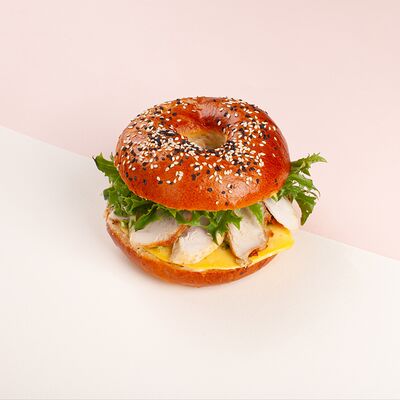 Бейгл с индейкой, майонезом терияки-барбекю и коул слоу в Кекслав по цене 380 ₽