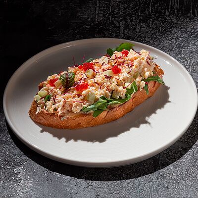 Брускетта с камчатским крабом в UMI Asian kitchen & bar по цене 1250 ₽