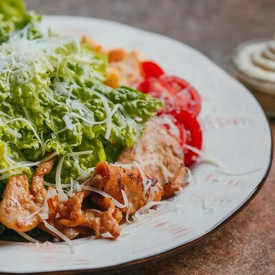 Цезарь с курицей в Krutli по цене 528 ₽