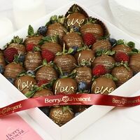 Набор клубники в шоколад в молочном шоколаде Love 25-30 ягод в Berry Present
