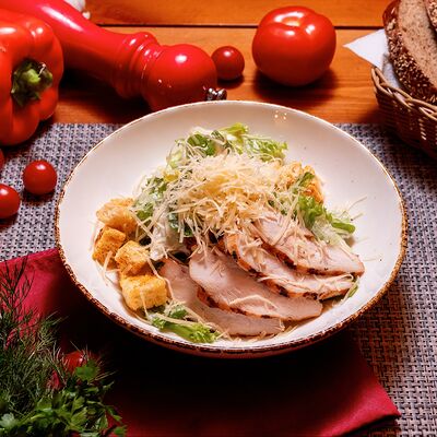Салат Цезарь с курицей в Коржик по цене 680 ₽