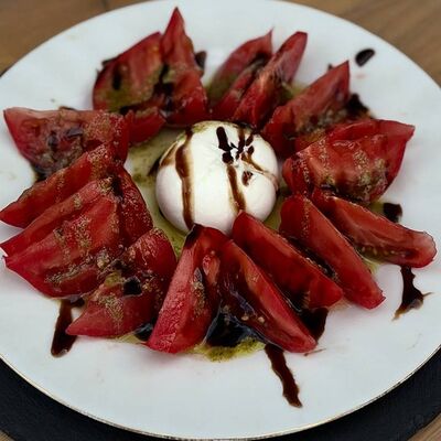 Буррата от Джузеппе с томатами в Искра по цене 850 ₽