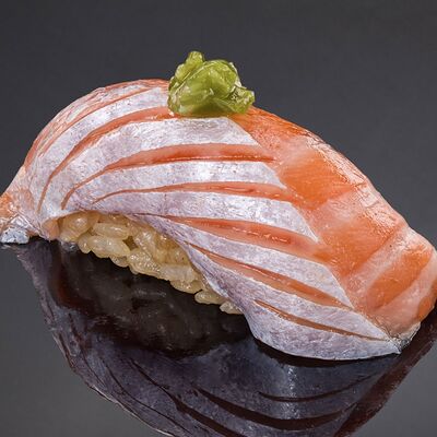 Лосось брюшко с маринованным стеблем васаби в Bluefin по цене 360 ₽