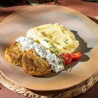 Рыбные котлеты с картофельным пюре и соусом тартар в Джонджоли