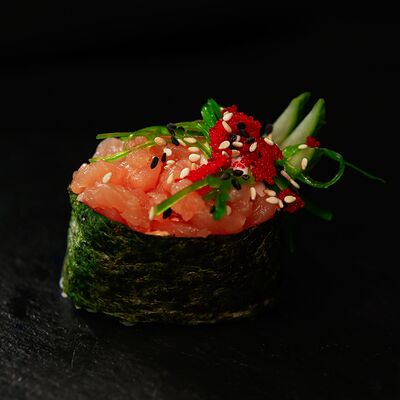 Гункан с лососем в Атлантида по цене 290 ₽