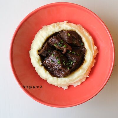 Говяжьи щёчки с картофельным пюре в Zanoza Open Bar по цене 990 ₽