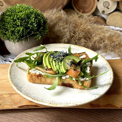 Брускетта лосось и авокадо в Про Булки кафе-пекарня по цене 340 ₽