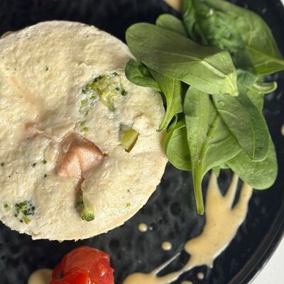 Омлет с лососем в Crystal по цене 950 ₽