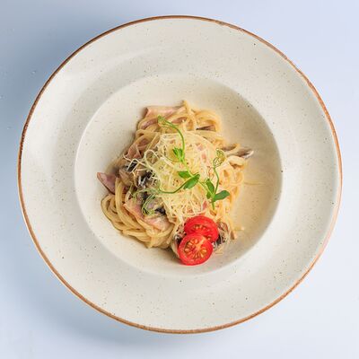 Спагетти с ветчиной и грибами в Семейный ресторан Tiki&Taki по цене 600 ₽