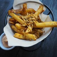 Картофель фри с сыром и перцем халапеньо в Manneken Pis