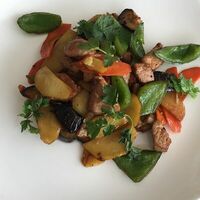 Баклажаны жареные со свининой и овощами в Версаль