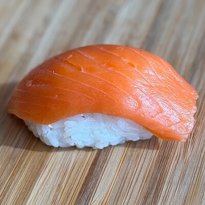 Суши с лососемв Сакура по цене 290 ₽