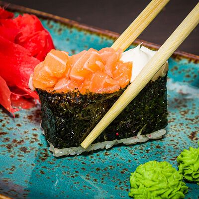 Гункан с лососем и сливочным сыром в Суши Море Мото по цене 89 ₽