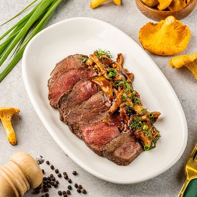 Говяжья вырезка с жареными лисичками в АндерСон по цене 2100 ₽