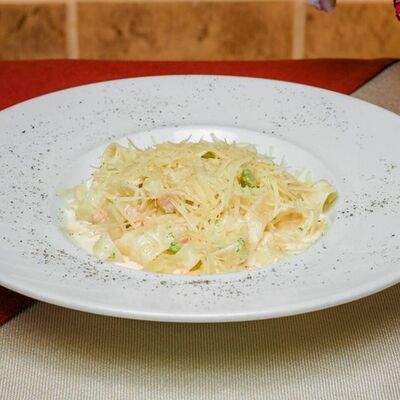 Паста с лососем и брокколи в Пепперони по цене 640 ₽