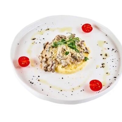 Строганов из говядины с картофельным пюре в 4 сыра по цене 1280 ₽