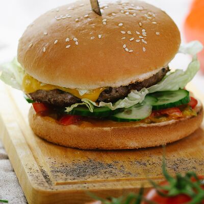 Чизбургер с говядинойв Шашлык&Рибс по цене 440 ₽