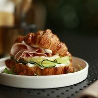 Круассан с тигровой креветкой или лососем в Vivezza