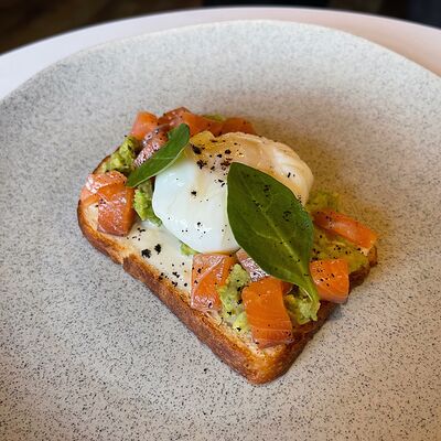 Бриошь с лососем и авокадо в Блеск по цене 465