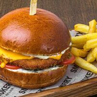 Бургер с копченым на сене куриным филе в Smokery