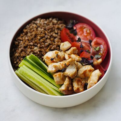 Гречка с индейкой, сочными томатами и огурцом в Yumbaker home по цене 1175 ₽