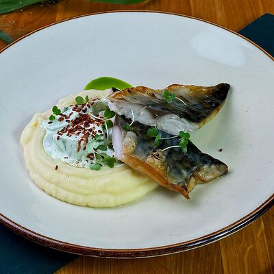 Скумбрия печеная с мятым картофелемв Kvartal по цене 790 ₽