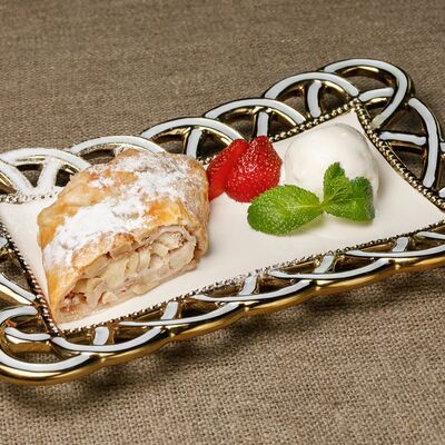 Штрудель с яблоками в Пельменная по цене 440 ₽