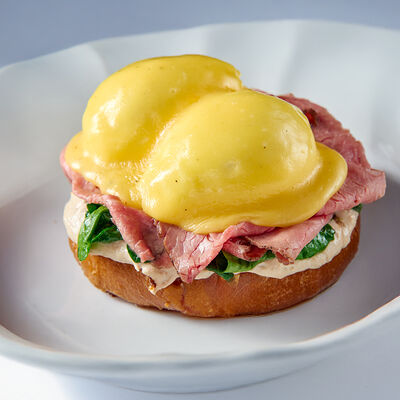 Яйца бенедикт с ростбифом и голландским соусом в Phantom по цене 850 ₽