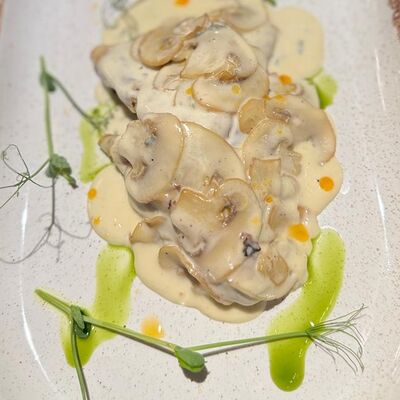 Блины с мятым картофелем и грибами под сливочным соусом в Старый город по цене 450 ₽