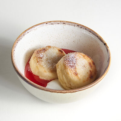 Сырники со сметанкой и малиновым топпингом в Корчма по цене 220