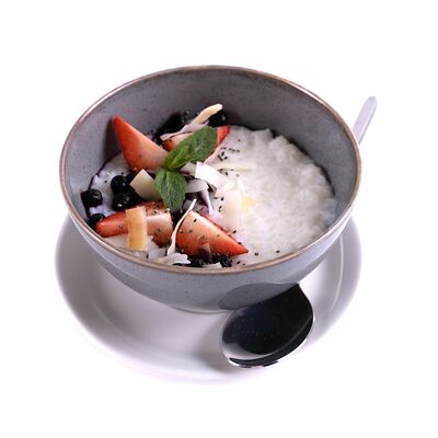 Каша рисовая с ягодами на кокосовом молоке в Kitchen по цене 360