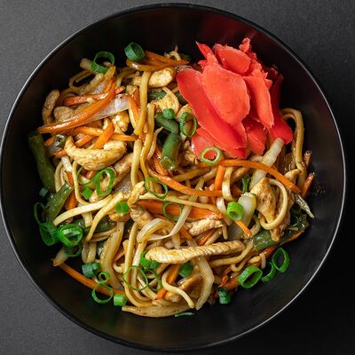 Вок с курицей с соусом териякив Joly Woo по цене 675 ₽