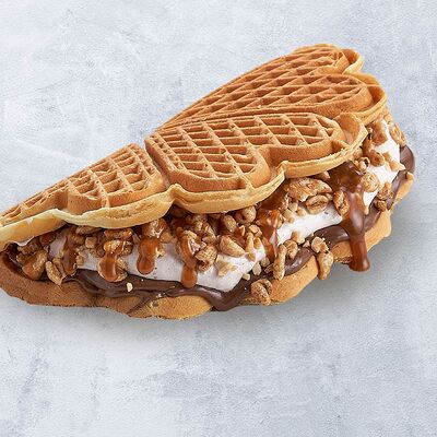 Сникерс в Vaffel по цене 380 ₽