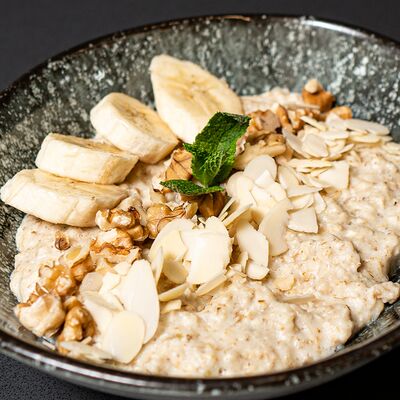 Овсяная каша с бананом и орехами в Wellfood по цене 13 р.